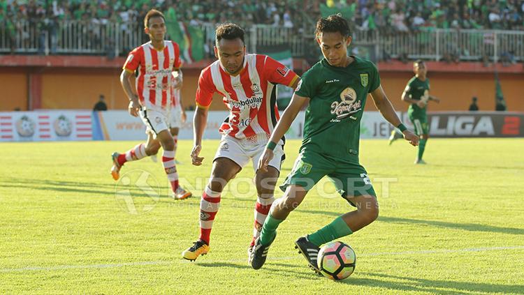 Duel perebutan antara pemain Persepam menghadapi Persebaya Surabaya. - INDOSPORT