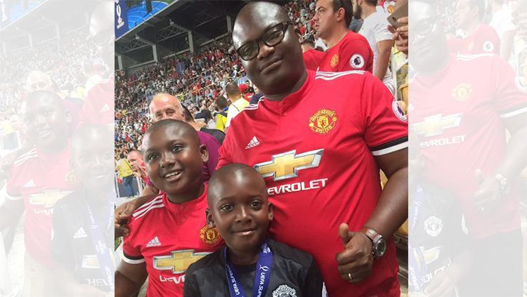 Odumboni bersama ayah dan kakaknya di dalam stadion Philip II Arena Skopje. Copyright: www.manutd.com