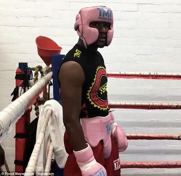 Floyd Mayweather dengan atribut warna pink. Copyright: mirror.co.uk