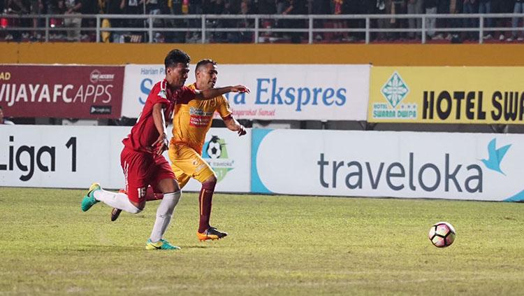 Hartono Ruslan menilai para pemain Sriwijaya lemah dalam penyelesaian akhir kala menghadapi Semen Padang. Copyright: Muhammad Effendi/INDOSPORT