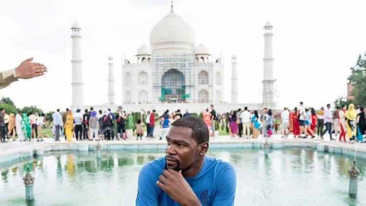 Kevin Durant saat berada di India. - INDOSPORT