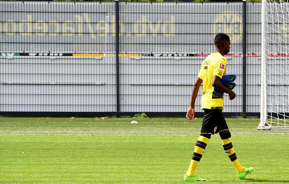 Ousmane Dembele pergi meninggalkan kamp pelatihan Dortmund. Copyright: INDOSPORT