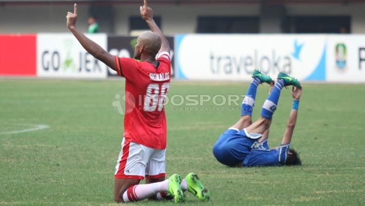 Selebrasi striker anyar Persija Jakarta, Reinaldo Elias da Costa (kiri) usai laga.