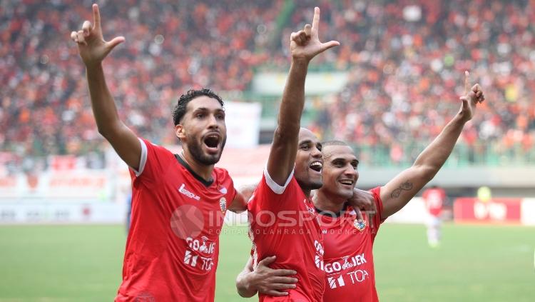 Ki-ka: Willian Pacheco, Reinaldo Elias da Costa, dan Bruno Lopes melakukan selebrasi gol kedua Persija yang dicetak oleh Bruno Lopes lewat titii penalti.