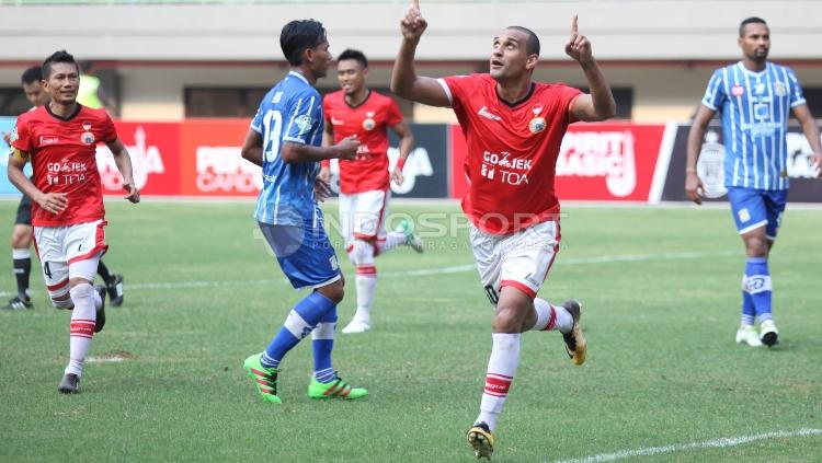 Selebrasi Bruno Lopes usai mencetak gol ke gawang Persiba lewat titik penalti. Copyright: Herry Ibrahim/Indosport.com