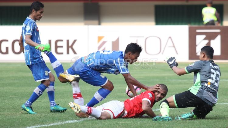 Bruno%20Lopes%20dijatuhkan%20oleh%20beberapa%20pemain%20Persiba%20Balikpapan.