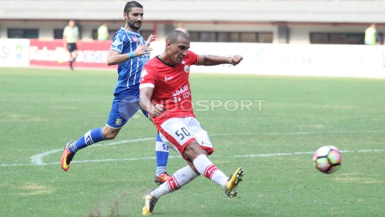 Pemain Persija Jakarta, Bruno Lopes (kanan) mencoba mencetak gol ke gawang Persiba. Copyright: Herry Ibrahim/Soicaumienbac.cc