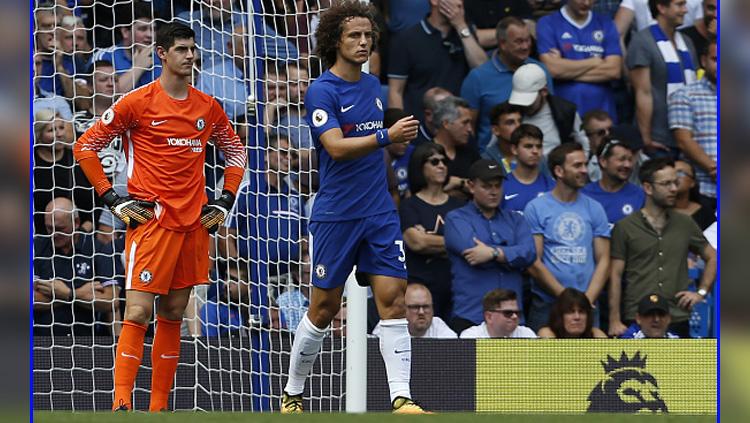 Thibaut Courtois (kiri) dan David Luiz, dua pemain bintang Chelsea. Copyright: INDOSPORT