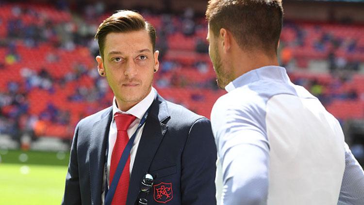 Mesut Ozil (kiri), playmaker Arsenal.