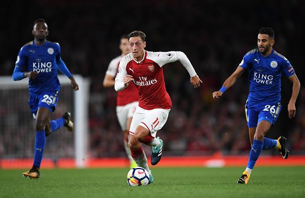 Mesut Ozil (tengah) saat membela Arsenal melawan Leicester City di laga perdana Liga Primer Inggris (Sabtu, 12/08/17). Copyright: INDOSPORT