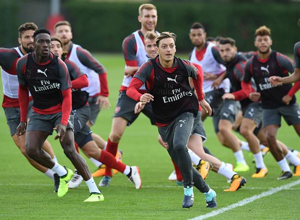 Mesut Ozil saat sedang latihan bersama Arsenal. Copyright: INDOSPORT