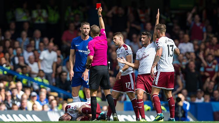 Bek tengah sekaligus kapten Chelsea, Gary Cahill mendapat kartu merah saat melawan Burnley. Copyright: INDOSPORT