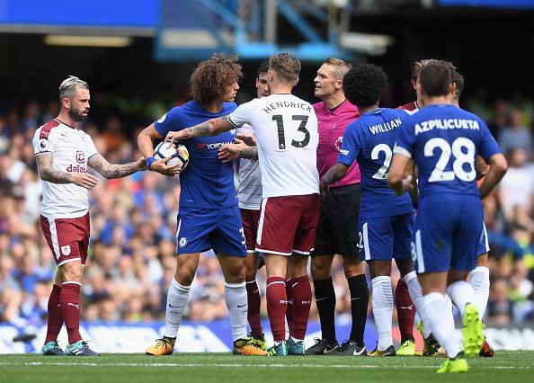 Para pemain Chelsea terlihat emosi dengan keputusan wasit. Copyright: INDOSPORT