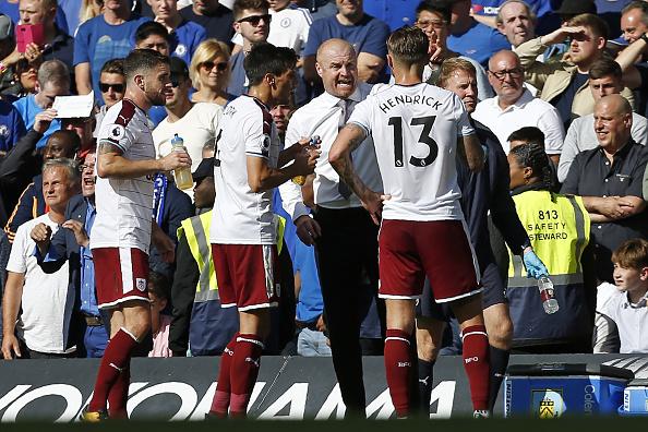 Pelatih Burnley, Sean Dyche saat memberikan arahan kepada tim besutannya. Copyright: INDOSPORT