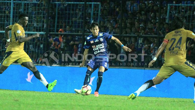 Syaiful Indra Cahya berusaha keras dalam menjaga ancaman Persib melalui Ezechiel Ndouasel. Copyright: Ian Setiawan/INDOSPORT