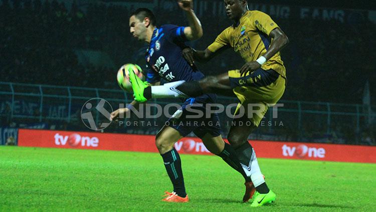 Debutan baru Arema FC, Ahmet Atayev berebut bola dengan Ezechiel Ndouasel yang sama-sama debut bersama Persib. Copyright: Ian Setiawan/INDOSPORT