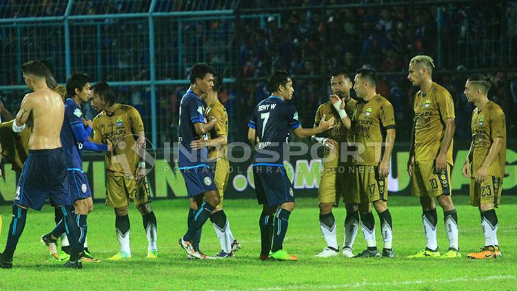 Para pemain Arema dan Persib saling bersalaman pasca terlibat pertarungan sengit selama 90 menit. Copyright: Ian Setiawan/INDOSPORT