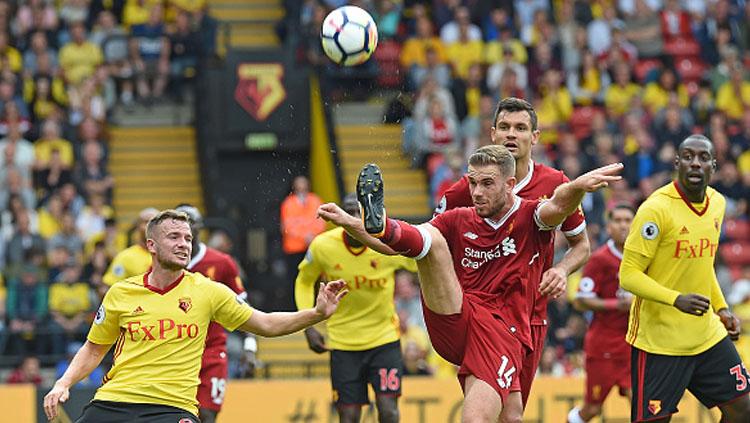 Jordan Henderson saat menendang lambung. - INDOSPORT