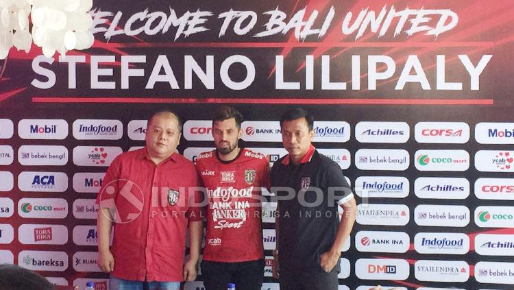 Stefano Lilipaly saat diperkenalkan Bali United. Copyright: Ruddy Khaizan/INDOSPORT