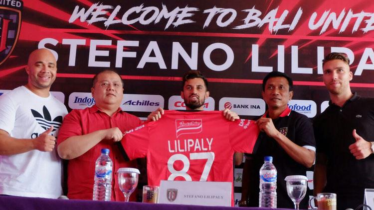 Stefano Lilipaly saat diperkenalkan Bali United. Copyright: Twitter@BaliUtd