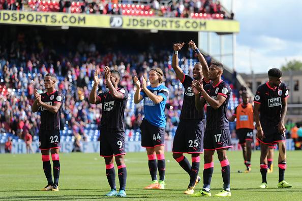 Huddersfield Town berselebrasi ke tribun penonton pendukungnya, pasca mengalahkan Crystal Palace. Copyright: INDOSPORT