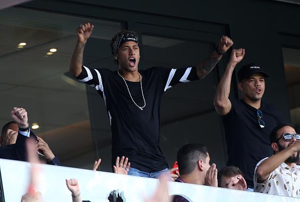 Neymar menonton dari tribun penonton ketika PSG mengalahkan Amiens 2-0. Copyright: INDOSPORT