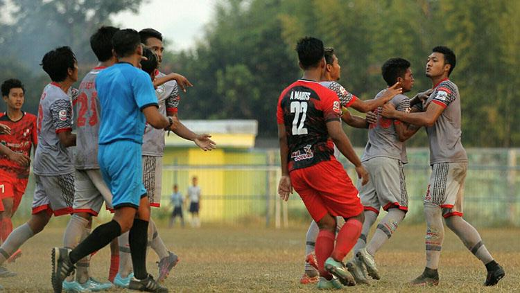 Bentrok yang sempat terjadi antara pemain PSBI dan Martapura FC. Copyright: Ian Setiawan/INDOSPORT