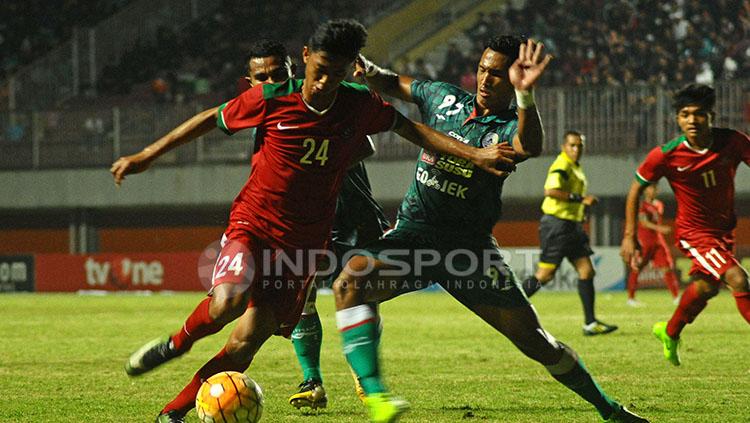 Situasi pertandingan antara Timnas Indonesia U-19 saat uji coba melawan PSS Sleman. Copyright: Prima Pribadi/INDOSPORT