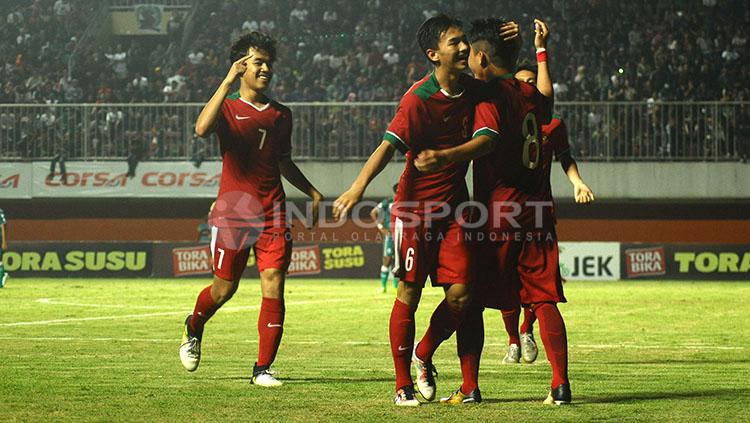 Selebrasi pemain Timnas Indonesia U-19 saat membobol gawang PSS Sleman. Copyright: Ian Setiawan/INDOSPORT