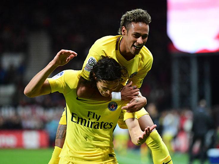 Neymar melakukan selebrasi bersama Edinson Cavani. Copyright: INDOSPORT