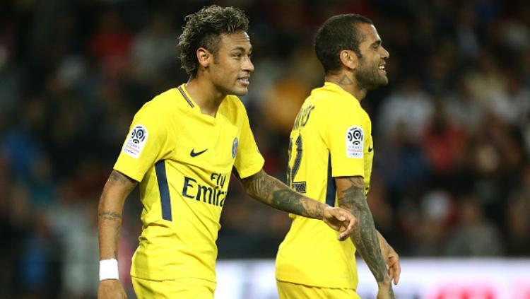 Neymar dan Dani Alves. Copyright: Indosport