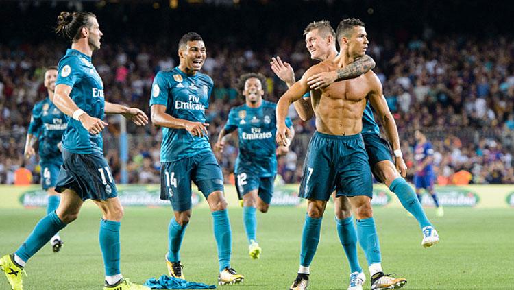 Pemain megabintang Real Madrid, Cristiano Ronaldo memamerkan tubuh atletisnya usai mencetak gol ke gawang Barcelona.