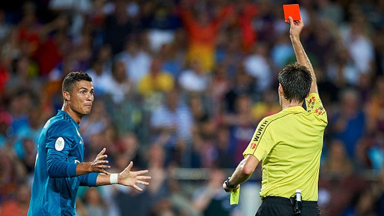 Cristiano Ronaldo diganjar kartu merah. Copyright: INDOSPORT