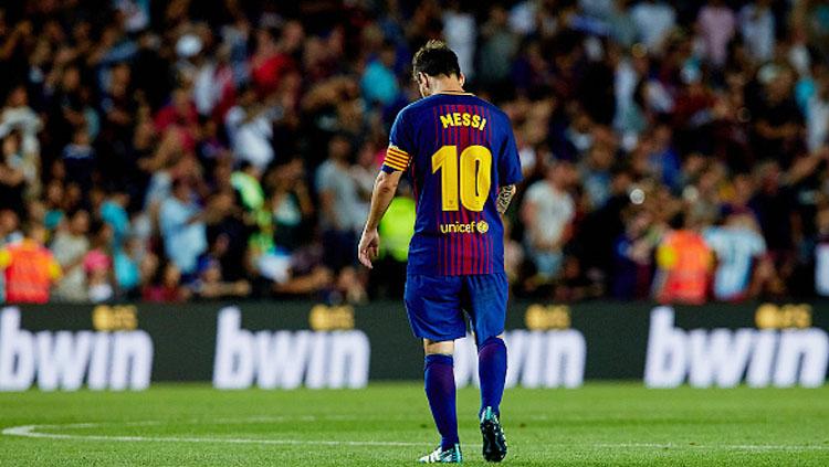 Lionel Messi tertunduk lesu kalah dari Real Madrid dengan skor 1-3.