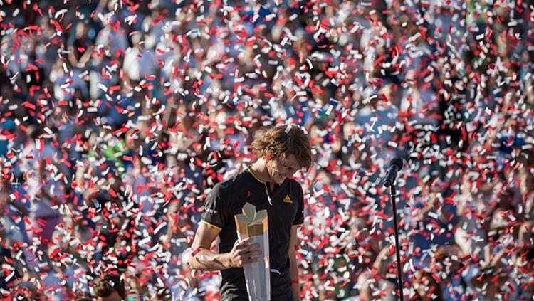 Alexander Zverev berhasil memenangkan trofi Roger Cup. Copyright: INDOSPORT