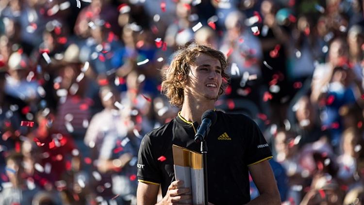 Alexander Zverev berhasil memenangkan trofi Rogers Cup. - INDOSPORT