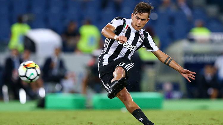 Paulo Dybala saat mengeksekusi bola. Copyright: INDOSPORT