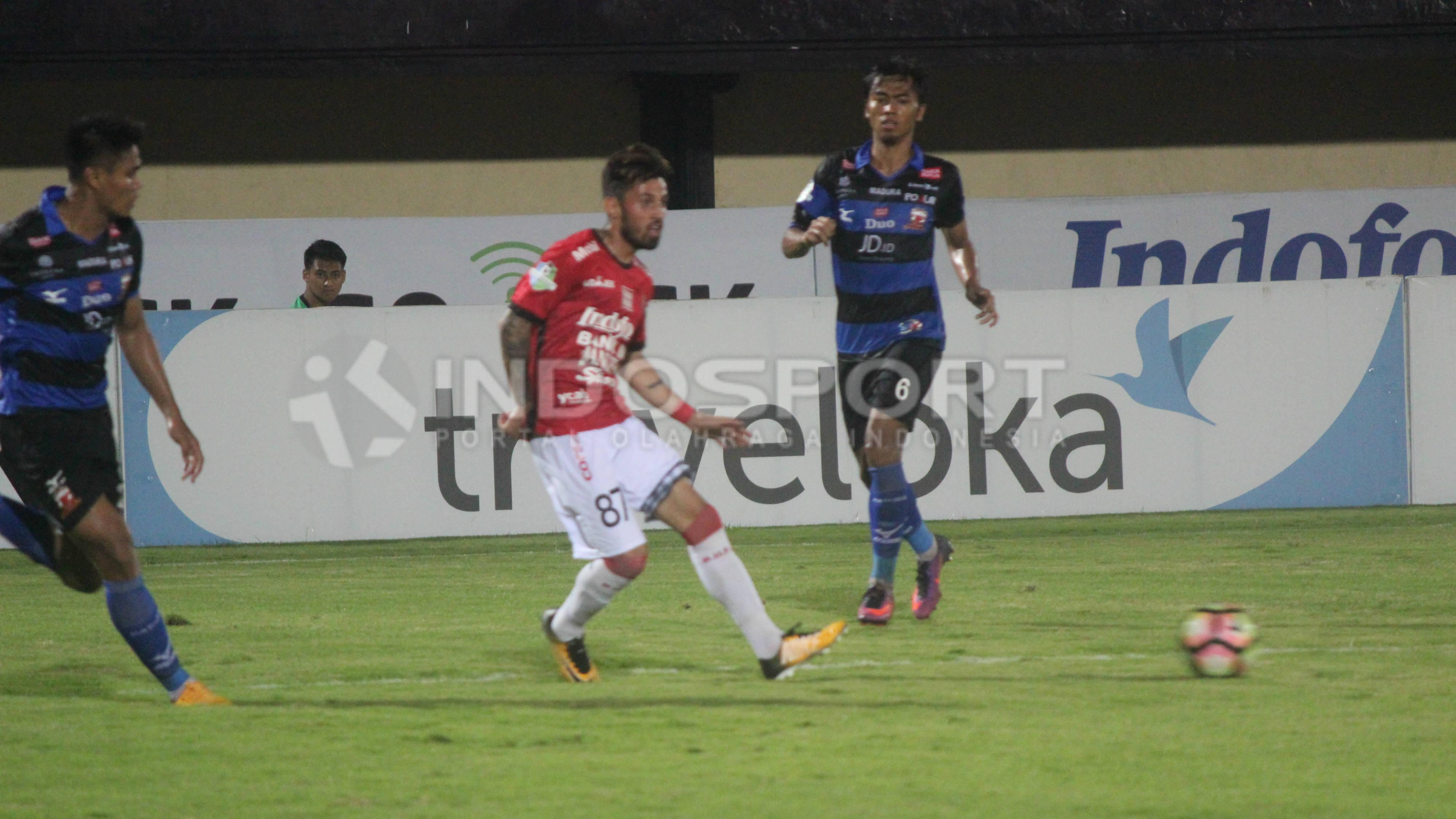 Aksi Stefano Lilipaly di laga debut bersama Bali United. Copyright: Ruddy Khaizan/INDOSPORT