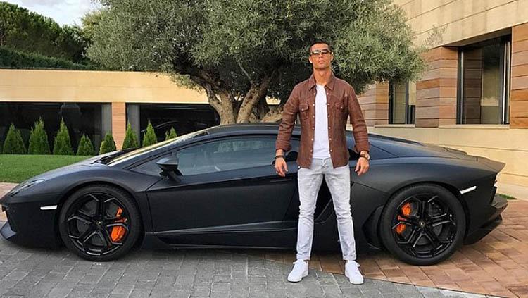 Cristiano Ronaldo dan mobil barunya. Copyright: dailymail.co.uk