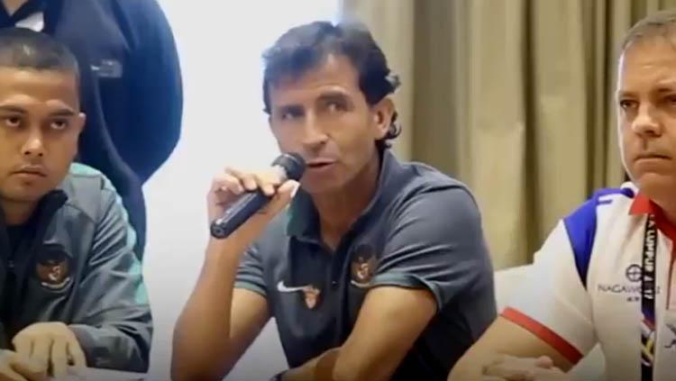 Luis Milla dalam jumpa pers Sea Games. Copyright: youtube