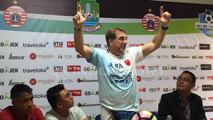 Robert Rene Alberts dalam jumpa pers. Copyright: Muhammad Adiyaksa/INDOSPORT