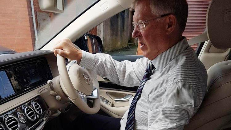 Sir Alex Ferguson saat mengendarai mobil. Copyright: thesun.co.uk