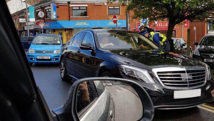 Sir Alex Ferguson saat mengendarai mobil. Copyright: thesun.co.uk
