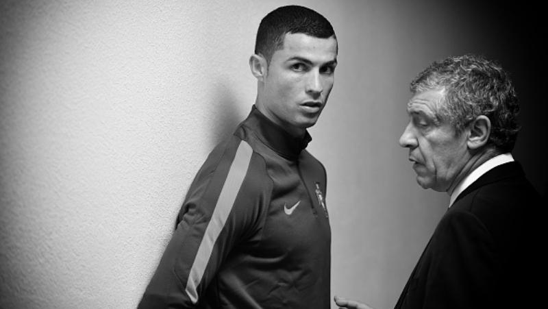 Cristiano Ronaldo bersama dengan pelatih Portugal, Fernando Santos. Copyright: INDOSPORT
