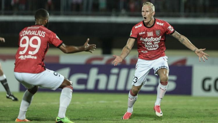 Nick van der Velden selebrasi usai bobol gawang Madura United. Copyright: Twitter/BaliUtd