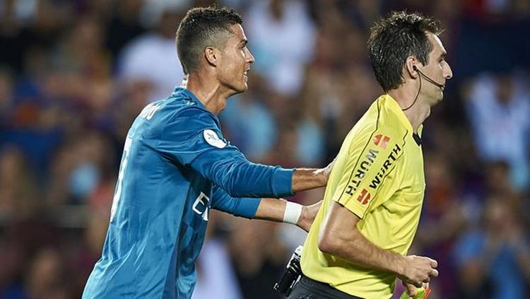 Cristiano Ronaldo mendorong wasit yang berbuah sanksi. Copyright: Mirror