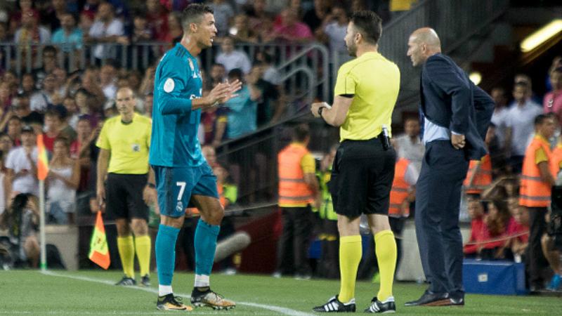 Cristiano Ronaldo (kiri) berusaha berbicara kepada asisten wasit, pasca dikartu merah. Copyright: INDOSPORT