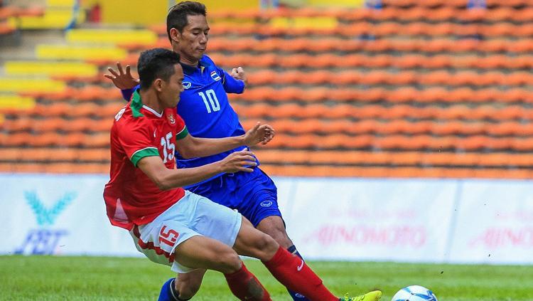 Ricky Fajrin Saputra tempel ketat pemain Thailand, Chaiyawat Buranpada. Copyright: Harian Metro (Arena) Malaysia