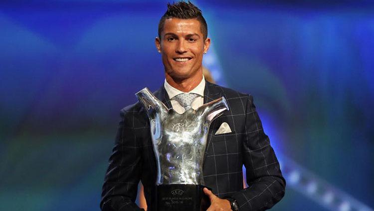 Cristiano Ronaldo saat meraih penghargaan pemain terbaik Eropa 2016. Copyright: UEFA.com