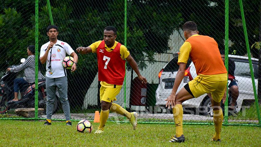 Elvis Nuh Harewan, mantan pemain Liga Timor Leste asal Papua. Copyright: Taufik Hidayat/Indosport.com